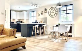 Stylish Central 2 Bedroom Apartment - Free Parking, Free Wifi